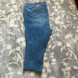 NWT Torrid Blue  Jeans - crop lean super soft “feel the fit” Sz Torrid 4 (26/4X)